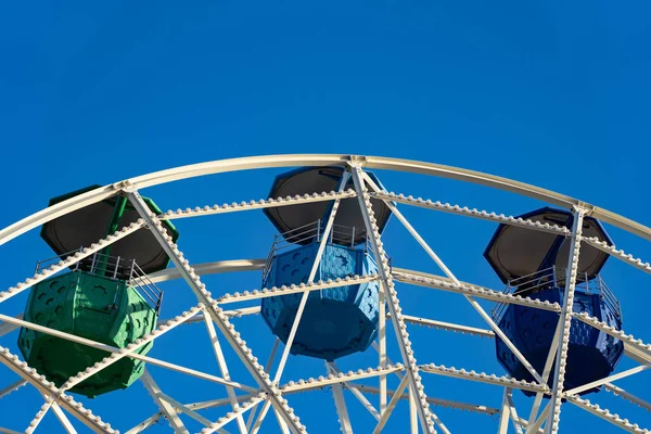 Eine Nahaufnahme Eines Bunten Riesenrads Vor Blauem Himmel Hochwertiges Foto — Stockfoto