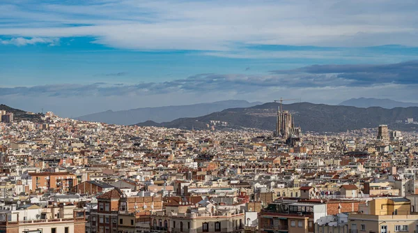 青い空と山を背景にバルセロナの街の風景 休暇と旅行の概念 高品質の写真 — ストック写真