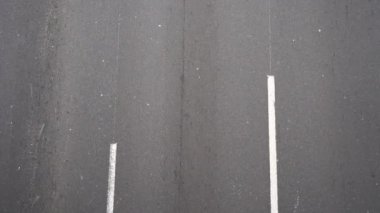 Şehir yolunda ya da otoyolda giden arabaların üst görüntüsü. Ulaşım kavramı.