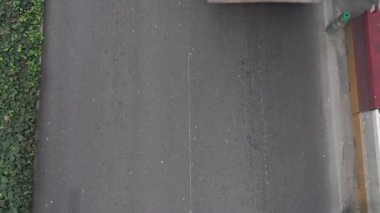 Şehir yolunda ağır çekimde giden arabaların üst görüntüsü. Ulaşım kavramı.