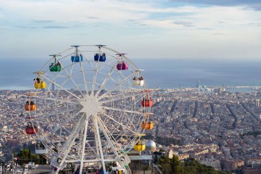 Tibidabo Barcelona 'daki dönme dolap. Şehir ve deniz arka planda..