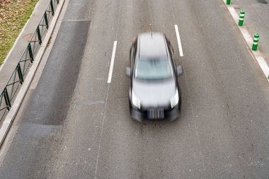 Hareket halindeki bulanık araba şehir yolunda ya da otoyolda gidiyor. Ulaşım kavramı.