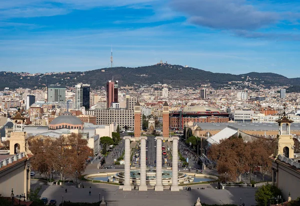 青い空と山を背景にバルセロナの街の風景 休暇と旅行の概念 高品質の写真 — ストック写真