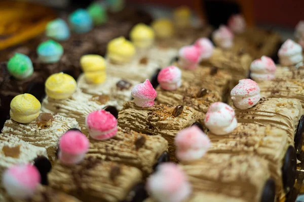 Vários Doces Deliciosos Belos Uma Vitrine Uma Loja Francesa Foto — Fotografia de Stock