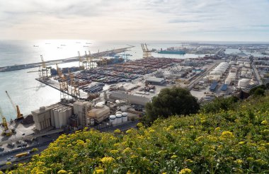 Bulanık Barcelona Kargo Liman Terminalleri Taşımacılık ve Limandaki Tesisler. Yüksek kalite fotoğraf