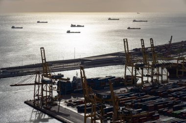 Barcelona Kargo Liman Terminalleri Nakliye ve Limandaki Tesisler. Yüksek kalite fotoğraf
