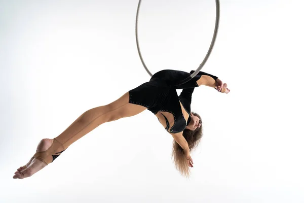 Flexible Fit Female Air Circus Artist Performances Aerial Hoop — Stockfoto