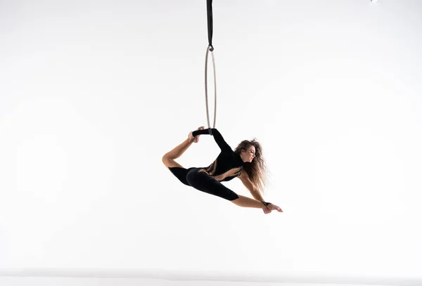 Flexible Fit Female Air Circus Artist Performances Aerial Hoop — Foto de Stock