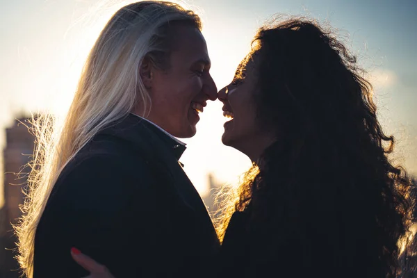 Silueta Pareja Joven Romántica Atardecer Sentimientos Amor Concepto Fecha —  Fotos de Stock