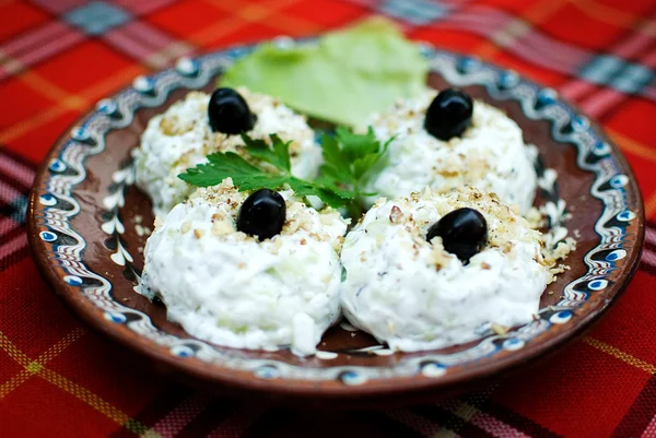 Yoghurt, gurka, sallad — Stockfoto