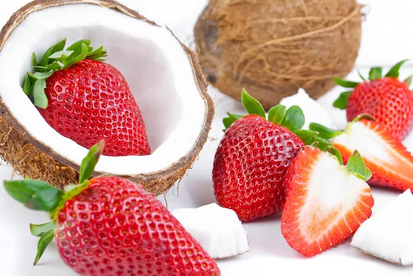 Erdbeeren und Kokosnuss — Stockfoto