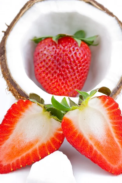 Erdbeeren und Kokosnuss — Stockfoto
