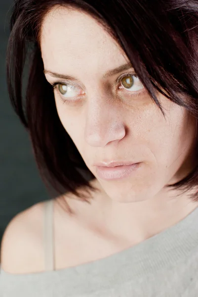 悲しい虐待を受ける女性 — ストック写真