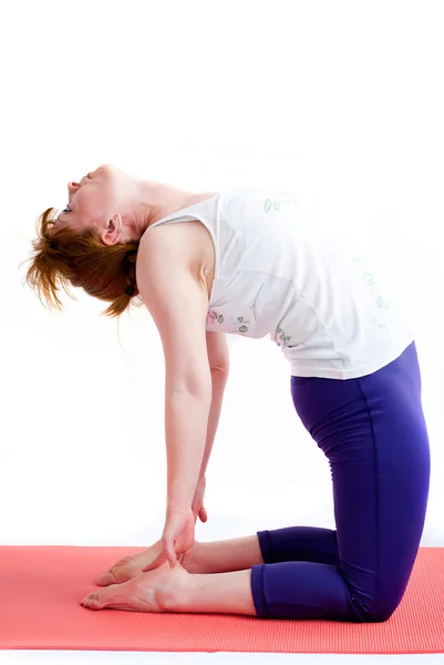 Mulher de meia idade exercício ioga — Fotografia de Stock