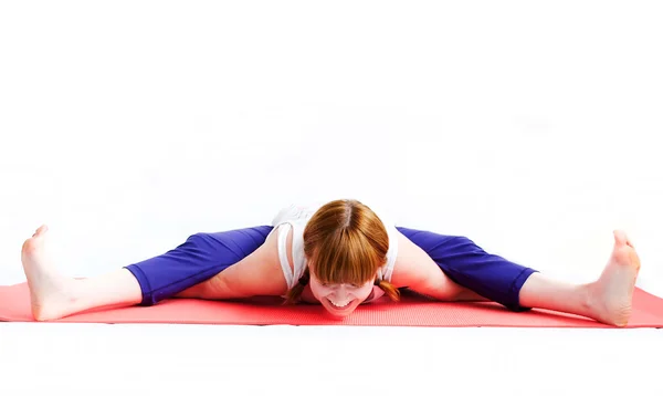 Średniej wieku kobieta ćwiczenia jogi — Zdjęcie stockowe
