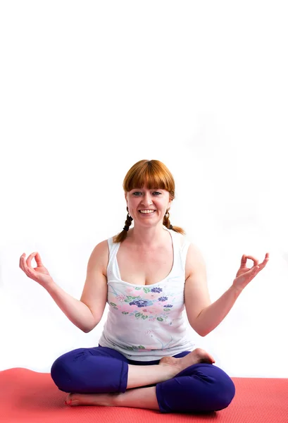 Közép-éves nő edzés jóga — Stock Fotó