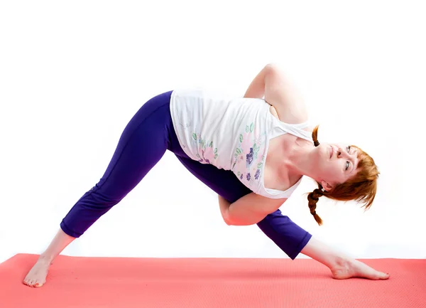 Midden leeftijd vrouw oefening yoga — Stockfoto