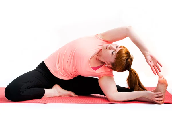 Midden leeftijd vrouw oefening yoga — Stockfoto