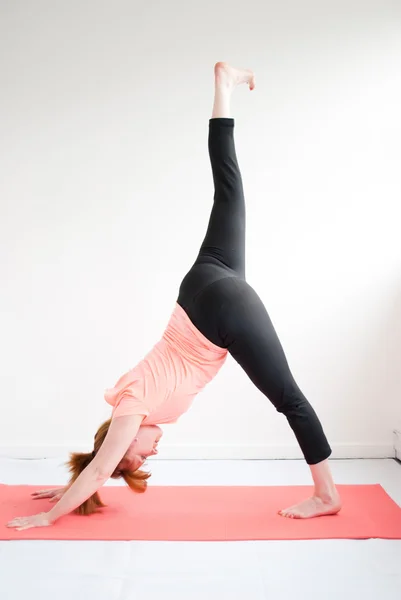 Midden leeftijd vrouw oefening yoga — Stockfoto