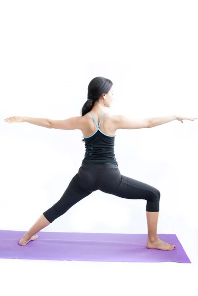 Schönes Mädchen praktiziert Yoga — Stockfoto