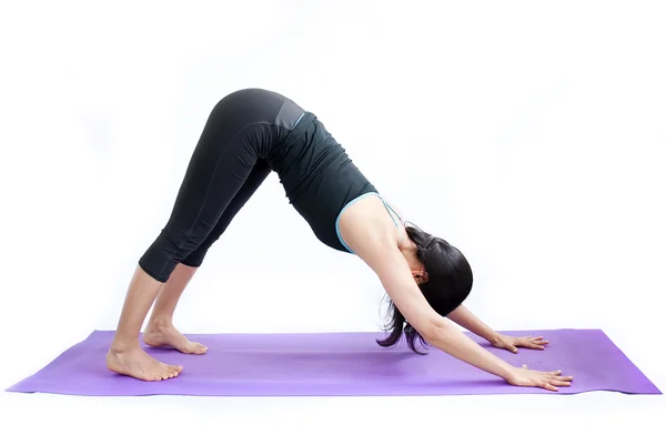 Hermosa chica practicando yoga — Foto de Stock