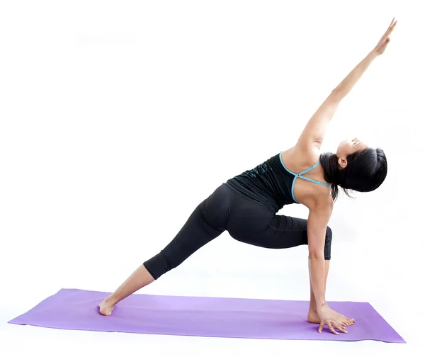 Schönes Mädchen praktiziert Yoga — Stockfoto