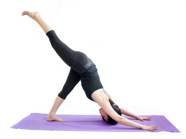 Schönes Mädchen praktiziert Yoga — Stockfoto