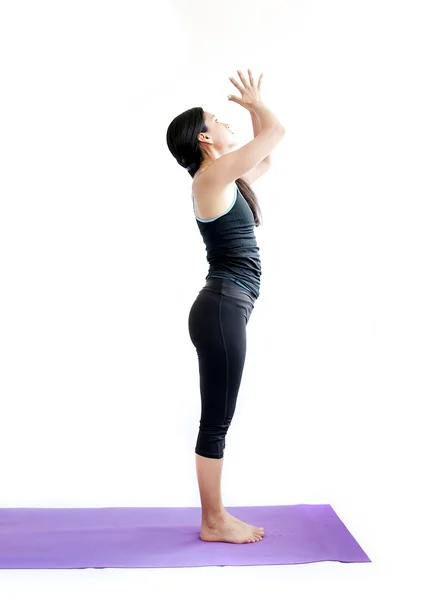 Hermosa chica practicando yoga — Foto de Stock