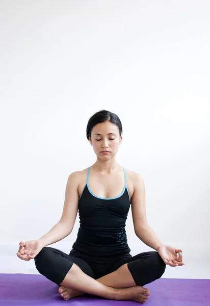 Vacker flicka praktisera yoga — Stockfoto