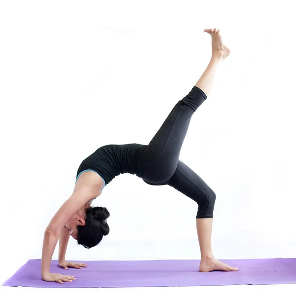 Belle fille pratiquant le yoga — Photo