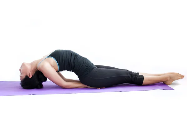 Hermosa chica practicando yoga — Foto de Stock