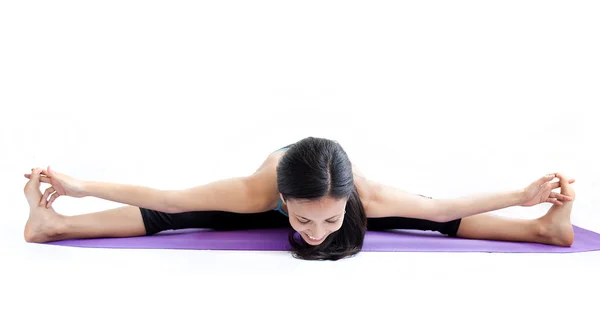 Mooi meisje praktiserende yoga — Stockfoto