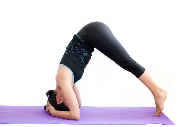 Hermosa chica practicando yoga — Foto de Stock