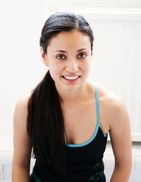 Bella ragazza che pratica yoga — Foto Stock