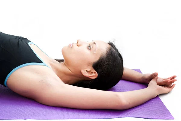 Vacker flicka praktisera yoga — Stockfoto