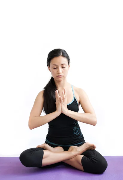 Hermosa chica practicando yoga — Foto de Stock