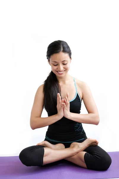 Mooi meisje praktiserende yoga — Stockfoto