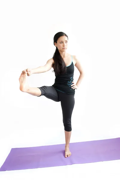 Mooi meisje praktiserende yoga — Stockfoto