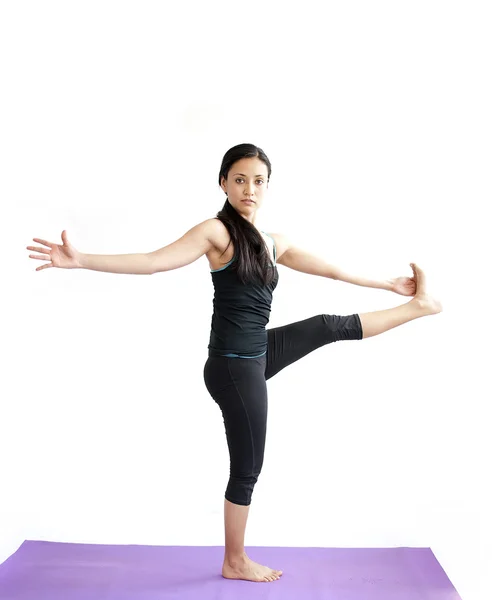Hermosa chica practicando yoga — Foto de Stock
