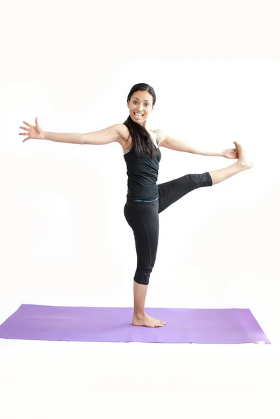 Krásná dívka praktikujících jógu — Stock fotografie