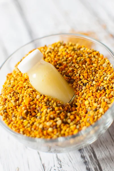 Bee pollen — Stock Photo, Image