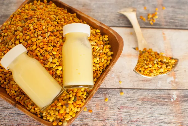 Bee pollen — Stock Photo, Image