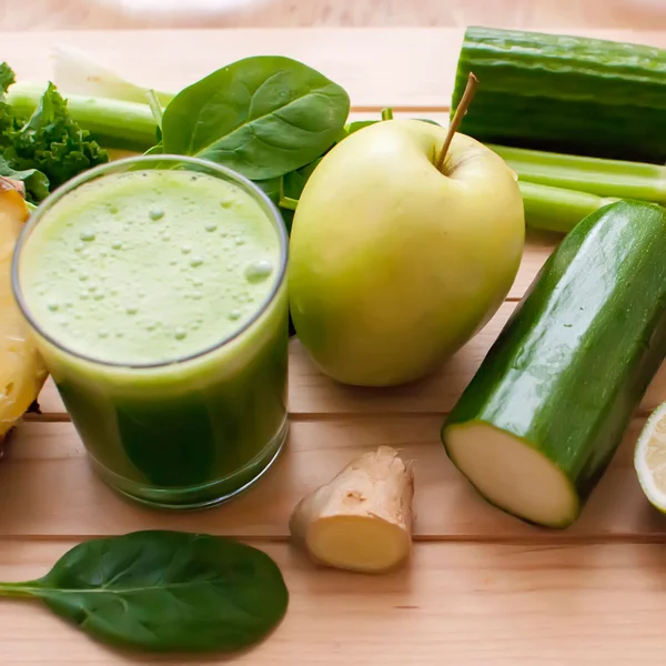 Suco de desintoxicação verde saudável — Fotografia de Stock