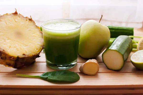 Suco de desintoxicação verde saudável — Fotografia de Stock