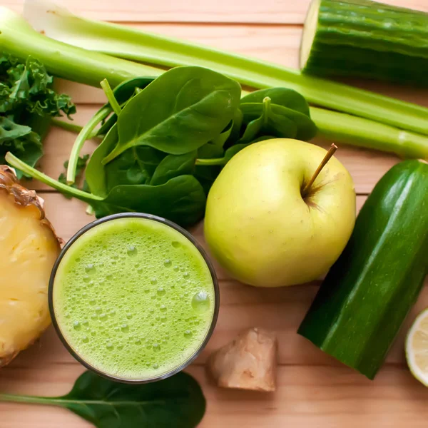 Friska gröna detox juice — Stockfoto