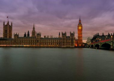 Big Ben'e ve Parlamento alacakaranlıkta evleri