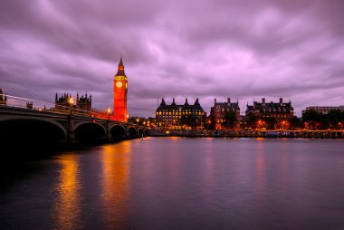 Big Ben'e ve Parlamento alacakaranlıkta evleri