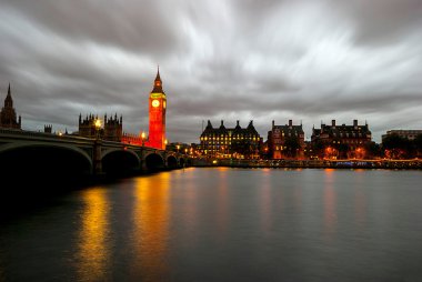 Big Ben'e ve Parlamento alacakaranlıkta evleri