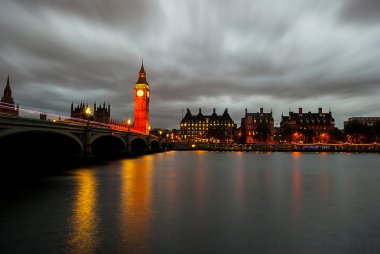 Big Ben'e ve Parlamento alacakaranlıkta evleri