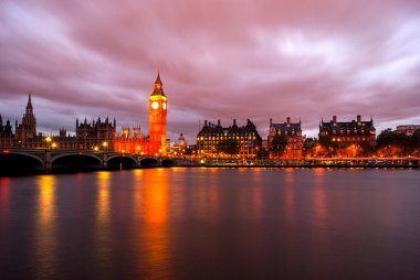 Big Ben'e ve Parlamento alacakaranlıkta evleri